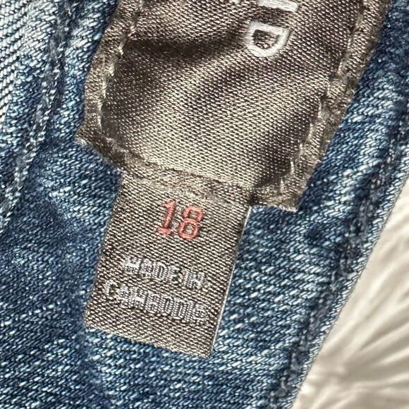 Torrid Jean Shorts Distressed Womens Size 18 - Picture 4 of 5